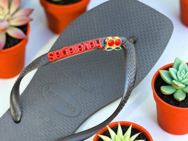 Chinelos personalizados: tendências que estão dominando moda e eventos
