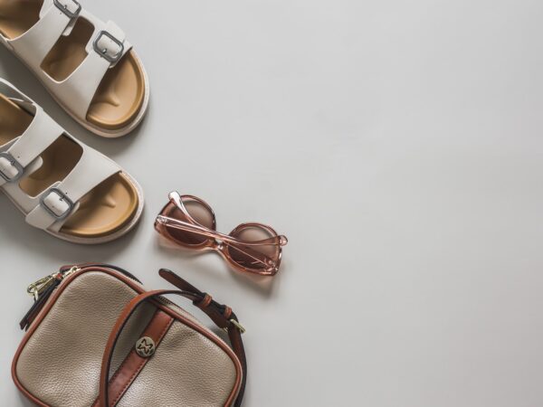 Dicas de presentes femininos: chinelos personalizados, sandálias e bolsas estilosas