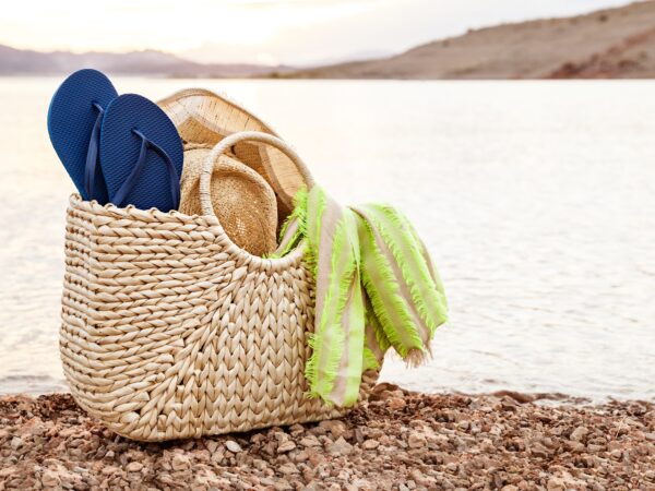 O que levar na mala para praia: guia completo com chinelos, sandálias e bolsas femininas