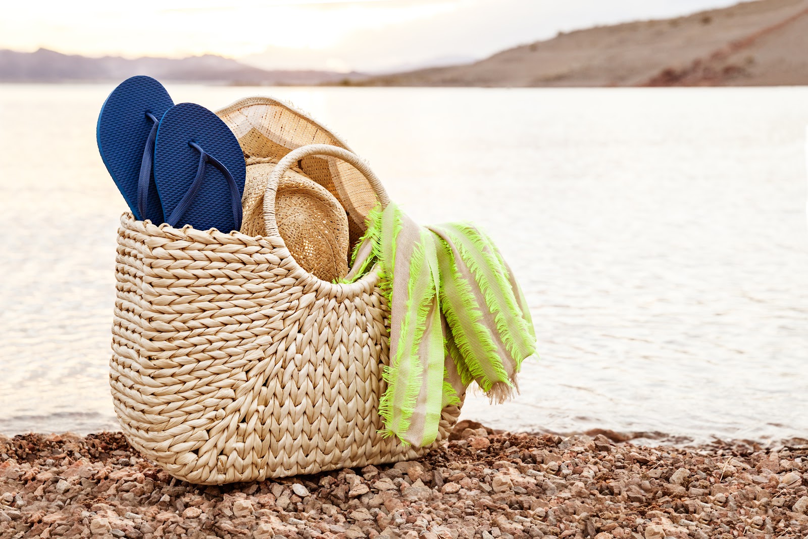 O que levar na mala para praia: guia completo com chinelos, sandálias e bolsas femininas